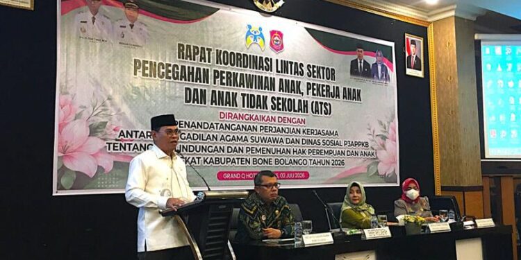 Sekda Iwan Mustapa saat membuka Rapat Koordinasi Lintas Sektor Pencegahan Perkawinan Anak, Pekerja Anak dan Anak Tidak Sekolah (ATS) yang dirangkaikan dengan Penenandatanganan Perjanjian Kerjasama antara Pengadilan Agama Suwawa dan Dinas Sosial P3APPKB tentang Perlindungan dan Pemenuhan Hak Perempuan dan Anak tingkat Kabupaten Bone Bolango Tahun 2026 di Grand Q Hotel Kota Gorontalo, Kamis (2/7/2026). (Foto Indra/Gopos)