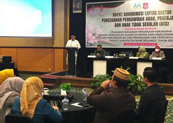 Sekda Iwan Mustapa saat membuka Rapat Koordinasi Lintas Sektor Pencegahan Perkawinan Anak, Pekerja Anak dan Anak Tidak Sekolah (ATS) yang dirangkaikan dengan Penenandatanganan Perjanjian Kerjasama antara Pengadilan Agama Suwawa dan Dinas Sosial P3APPKB tentang Perlindungan dan Pemenuhan Hak Perempuan dan Anak tingkat Kabupaten Bone Bolango Tahun 2026 di Grand Q Hotel Kota Gorontalo, Kamis (2/7/2026). (Foto Indra/Gopos)