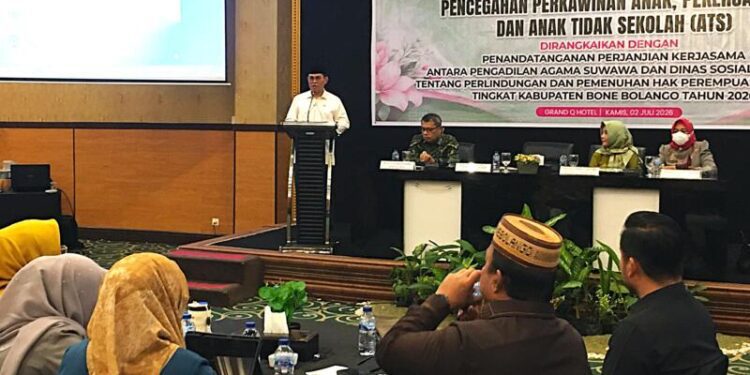 Sekda Iwan Mustapa saat membuka Rapat Koordinasi Lintas Sektor Pencegahan Perkawinan Anak, Pekerja Anak dan Anak Tidak Sekolah (ATS) yang dirangkaikan dengan Penenandatanganan Perjanjian Kerjasama antara Pengadilan Agama Suwawa dan Dinas Sosial P3APPKB tentang Perlindungan dan Pemenuhan Hak Perempuan dan Anak tingkat Kabupaten Bone Bolango Tahun 2026 di Grand Q Hotel Kota Gorontalo, Kamis (2/7/2026). (Foto Indra/Gopos)