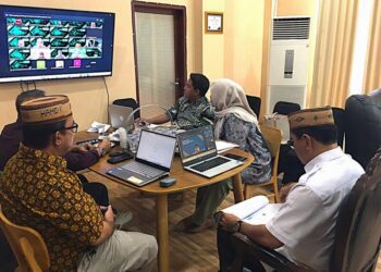 Sekretaris Daerah Bone Bolango saat mengikuti zoom meeting bersama Kanwil Regional BKN Manado terkait Pra Ekspose Managemen Talenta di Ruang Kerja Sekda, Jumat (3/7/2026). (Foto Indra/Gopos)