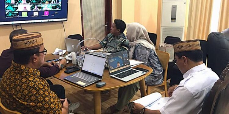 Sekretaris Daerah Bone Bolango saat mengikuti zoom meeting bersama Kanwil Regional BKN Manado terkait Pra Ekspose Managemen Talenta di Ruang Kerja Sekda, Jumat (3/7/2026). (Foto Indra/Gopos)