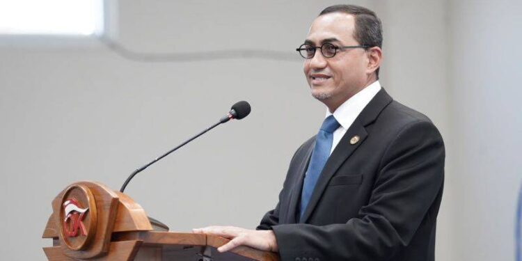 Kepala Eksekutif Pengawas Pasar Modal, Keuangan Derivatif, dan Bursa Karbon Otoritas Jasa Keuangan (OJK) Hasan Fawzi dalam Kuliah Umum Pasar Modal Syariah di Universitas Darussalam Gontor sebagaimana keterangan resmi di Jakarta, Jumat (03/07/2026). (OJK)