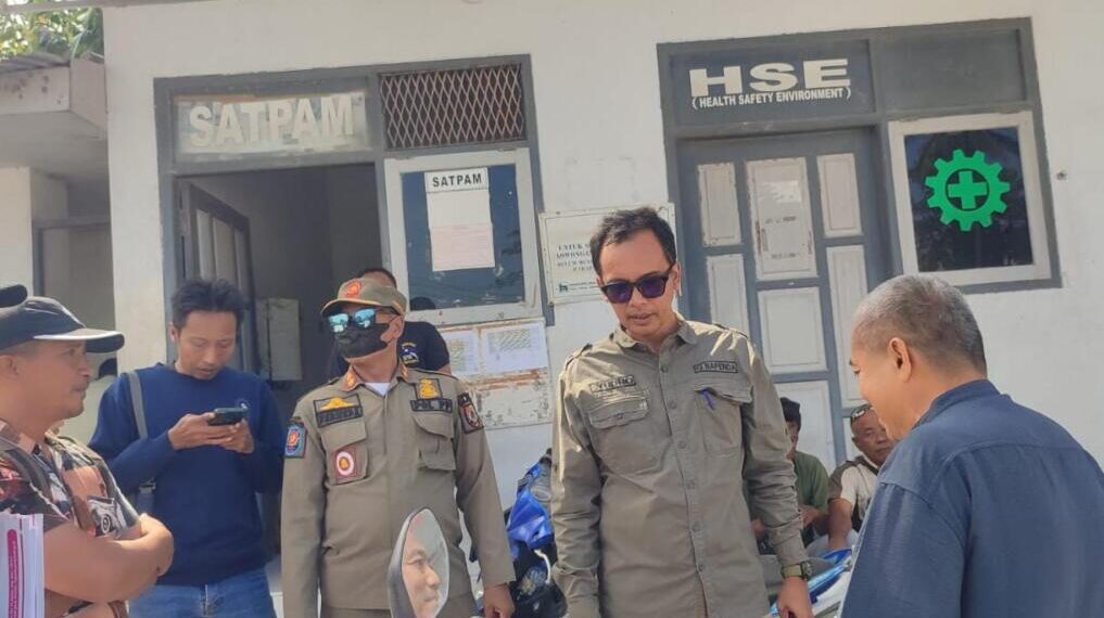 Satgas Infrastruktur dan  Tata Ruang  Jember saat sidak Gunung Sadeng