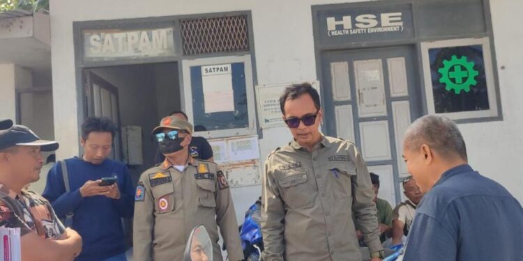 Satgas Infrastruktur dan  Tata Ruang  Jember saat sidak Gunung Sadeng