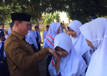 Sekretaris Daerah Bone Bolango, Iwan Mustapa saat menjadi Pembina Apel Perdana Satuan Pendidikan Jenjang SMP di SMP Negeri 2 Kabila, Senin (13/7/2026). (Foto Indra/Gopos)