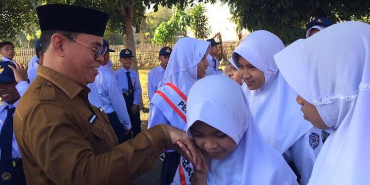 Sekretaris Daerah Bone Bolango, Iwan Mustapa saat menjadi Pembina Apel Perdana Satuan Pendidikan Jenjang SMP di SMP Negeri 2 Kabila, Senin (13/7/2026). (Foto Indra/Gopos)