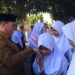 Sekretaris Daerah Bone Bolango, Iwan Mustapa saat menjadi Pembina Apel Perdana Satuan Pendidikan Jenjang SMP di SMP Negeri 2 Kabila, Senin (13/7/2026). (Foto Indra/Gopos)