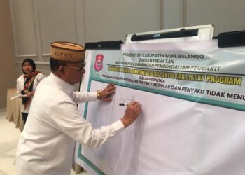 Bupati Ismet Mile saat menandatangani komitmen lintas sektor dan lintas program dalam rangka pencegahan dan pengendalian penyakit menular dan penyakit tidak menular, Rabu (15/7/2026). (Foto Indra/Gopos)