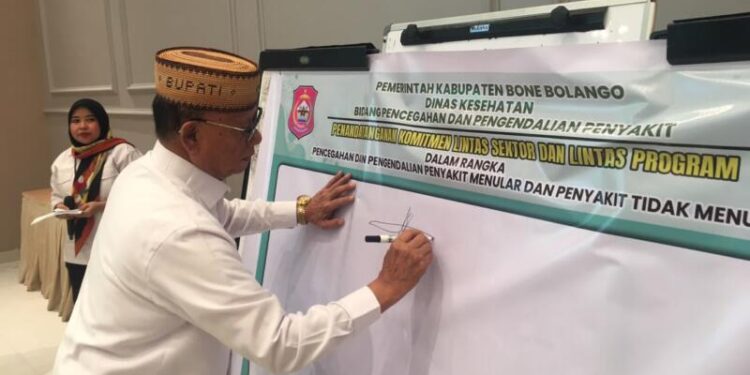 Bupati Ismet Mile saat menandatangani komitmen lintas sektor dan lintas program dalam rangka pencegahan dan pengendalian penyakit menular dan penyakit tidak menular, Rabu (15/7/2026). (Foto Indra/Gopos)