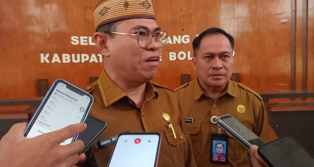 Sekda Iwan Mustapa saat diwawancarai awak media, Selasa (28/7/2026). (F.Istimewa)