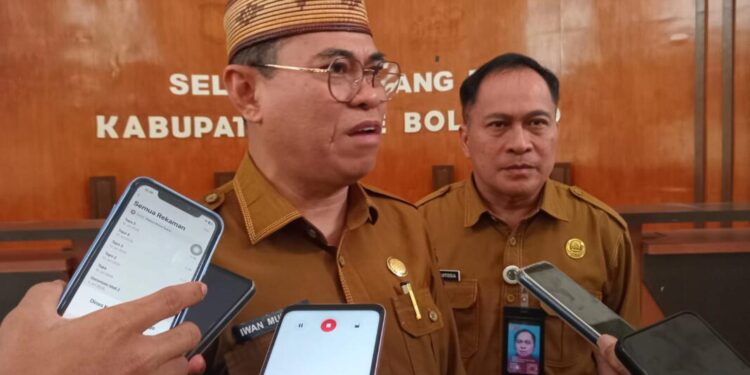 Sekda Iwan Mustapa saat diwawancarai awak media, Selasa (28/7/2026). (F.Istimewa)