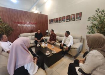 Wakil Bupati Bone Bolango, Risman Tolingguhu, melakukan kunjungan kerja ke Kementerian Dalam Negeri (Kemendagri) dan Pemerintah Kota Bandung guna memperkuat kelembagaan Tim Penyelesaian Kerugian Daerah (TPKD).