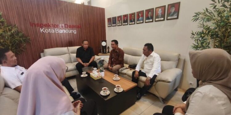 Wakil Bupati Bone Bolango, Risman Tolingguhu, melakukan kunjungan kerja ke Kementerian Dalam Negeri (Kemendagri) dan Pemerintah Kota Bandung guna memperkuat kelembagaan Tim Penyelesaian Kerugian Daerah (TPKD).