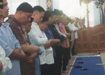 Pemerintah Kabupaten Bone Bolango menggelar Salat Istisqa di Masjid Baitul Haq, Suwawa, Kamis (30/7/2026). (Foto Onal/Prokopim)