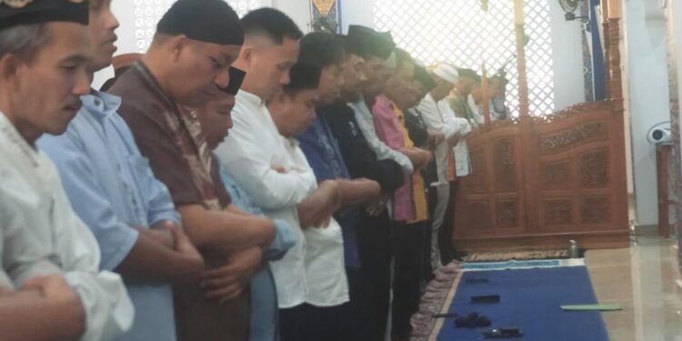Pemerintah Kabupaten Bone Bolango menggelar Salat Istisqa di Masjid Baitul Haq, Suwawa, Kamis (30/7/2026). (Foto Onal/Prokopim)