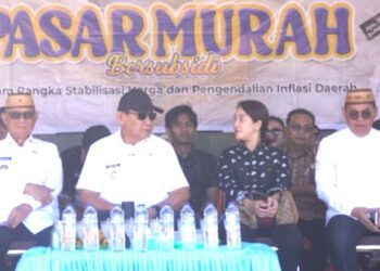 Anggota DPRD Provinsi Gorontalo, Yeyen Sidiki, turut hadir mengawal pelaksanaan pasar murah di Kecamatan Bone, Bone Bolango