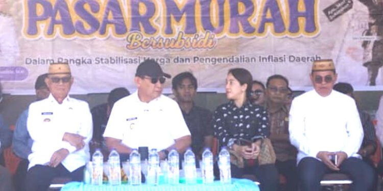 Anggota DPRD Provinsi Gorontalo, Yeyen Sidiki, turut hadir mengawal pelaksanaan pasar murah di Kecamatan Bone, Bone Bolango