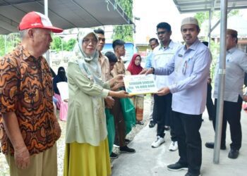 Sekda Pohuwato, Iskandar Datau, menyerahkan bantuan secara simbolis untuk UMKM. (Prokopim Pohuwato)