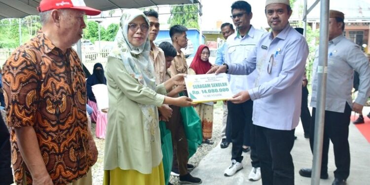 Sekda Pohuwato, Iskandar Datau, menyerahkan bantuan secara simbolis untuk UMKM. (Prokopim Pohuwato)