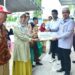 Sekda Pohuwato, Iskandar Datau, menyerahkan bantuan secara simbolis untuk UMKM. (Prokopim Pohuwato)