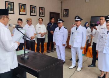 Bupati Boalemo, Rum Pagau, saat melantik tiga pj kepala desa, Rabu (8/7/2026) (Prokopim Boalemo)