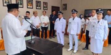 Bupati Boalemo, Rum Pagau, saat melantik tiga pj kepala desa, Rabu (8/7/2026) (Prokopim Boalemo)