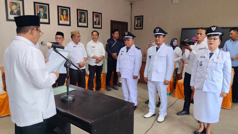 Bupati Boalemo, Rum Pagau, saat melantik tiga pj kepala desa, Rabu (8/7/2026) (Prokopim Boalemo)