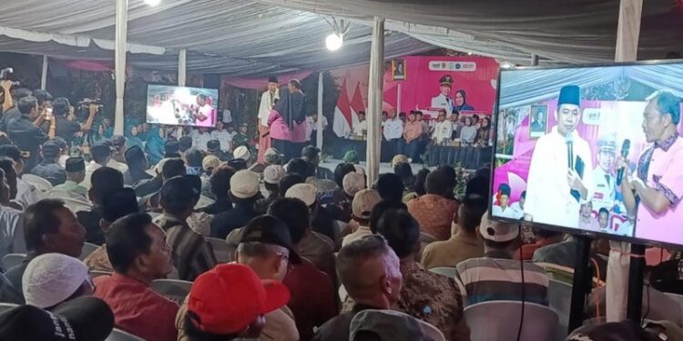 Bupati Jember Muhammad fawait saat menyampa masyarakat Mayang di Program Bunga Desaku