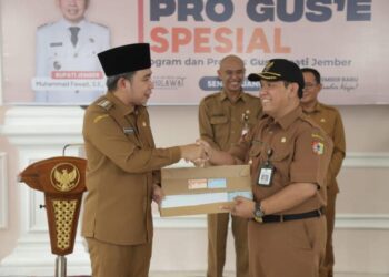Bupati Jember Muhammad fawait saat menyerahkan belangko pada camat di Jenggawah