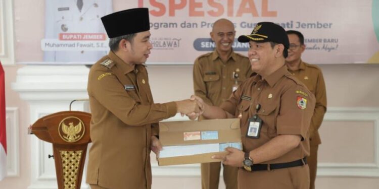Bupati Jember Muhammad fawait saat menyerahkan belangko pada camat di Jenggawah