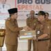 Bupati Jember Muhammad fawait saat menyerahkan belangko pada camat di Jenggawah