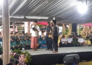 Bupati Jember Muhammad fawait berama RT/RW dan kader Posyandu Kecamatan Mayang