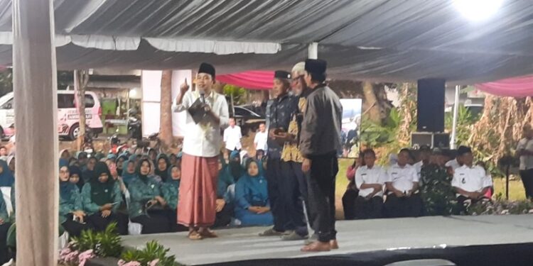 Bupati Jember Muhammad fawait berama RT/RW dan kader Posyandu Kecamatan Mayang