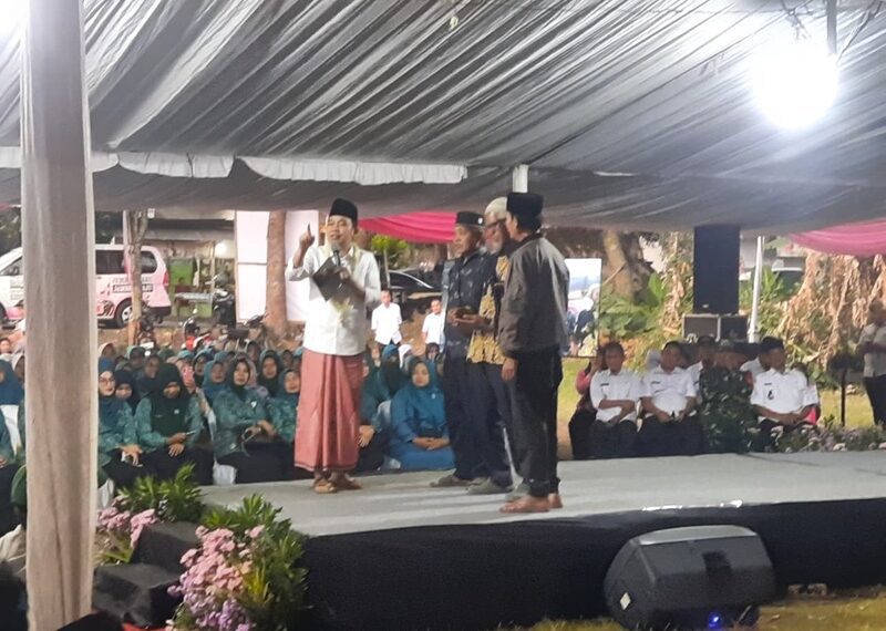 Bupati Jember Muhammad fawait berama RT/RW dan kader Posyandu Kecamatan Mayang