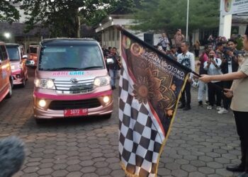 Bupati Jember Muhammad fawait saat melepaskan 50 Armada Home Care