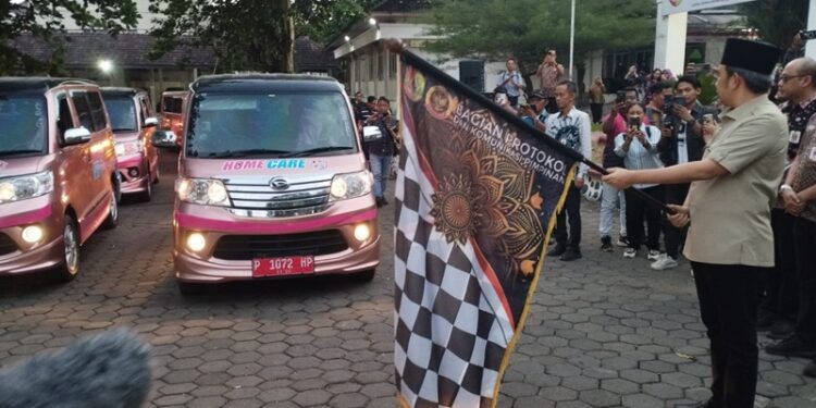 Bupati Jember Muhammad fawait saat melepaskan 50 Armada Home Care