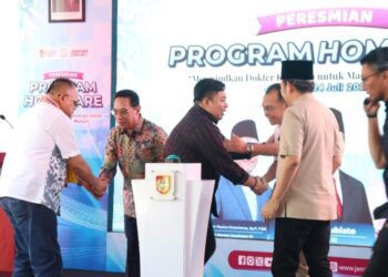 Anggota DPR RI Kawendra Lukisan saat berjabat tangan