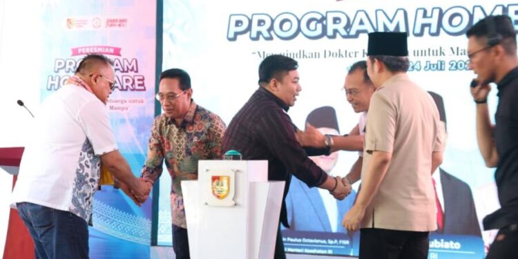 Anggota DPR RI Kawendra Lukisan saat berjabat tangan