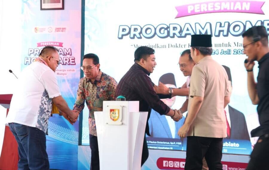 Anggota DPR RI Kawendra Lukisan saat berjabat tangan