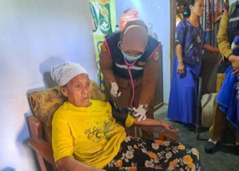 Kepala Puskesmas Pakusari dr. Dian Alfiyatul Uliyah, saat turun ke rumah warga