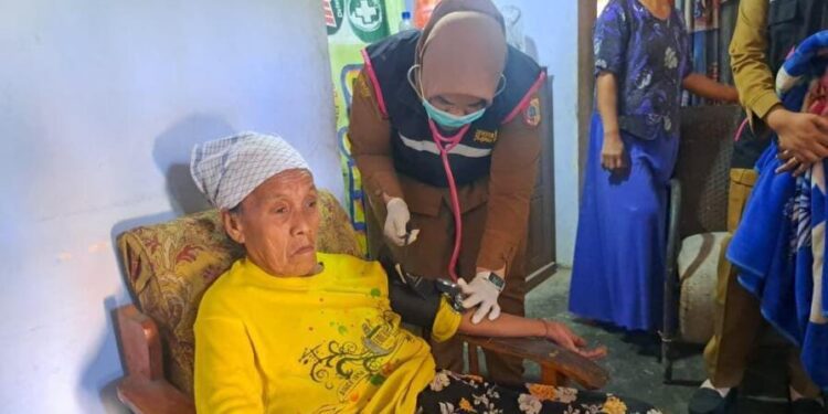 Kepala Puskesmas Pakusari dr. Dian Alfiyatul Uliyah, saat turun ke rumah warga