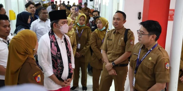 Bupati Jember Muhammad Fawait saat tinjau Puskesmas Pakusari, Senin (20/7/2026)