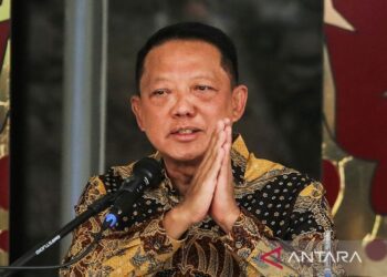 Jaksa Agung Muda Tindak Pidana Khusus (Jampidsus) Kejaksaan Agung Febrie Adriansyah memberikan salam usai menyampaikan keterangan saat konferensi pers di Kejaksaan Agung, Jakarta, Jumat (10/7/2026). ANTARA FOTO/Asprilla Dwi Adha/nz.