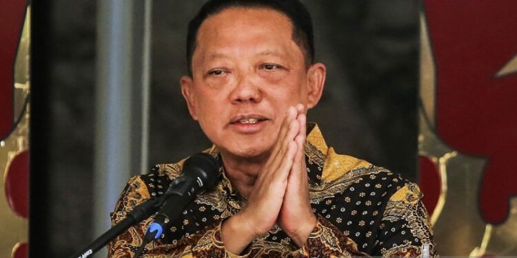 Jaksa Agung Muda Tindak Pidana Khusus (Jampidsus) Kejaksaan Agung Febrie Adriansyah memberikan salam usai menyampaikan keterangan saat konferensi pers di Kejaksaan Agung, Jakarta, Jumat (10/7/2026). ANTARA FOTO/Asprilla Dwi Adha/nz.