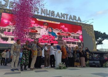 Bupati Jember Muhammad fawait saat melepas KKN kolaboratif di Alun-Alun Jember