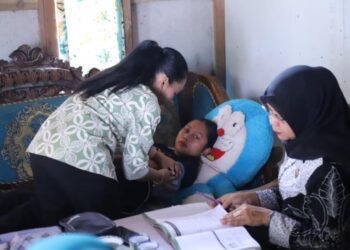 Petugas Puskesmas saat mendangi warga yang sedang sakit ke ruamahnya langsung