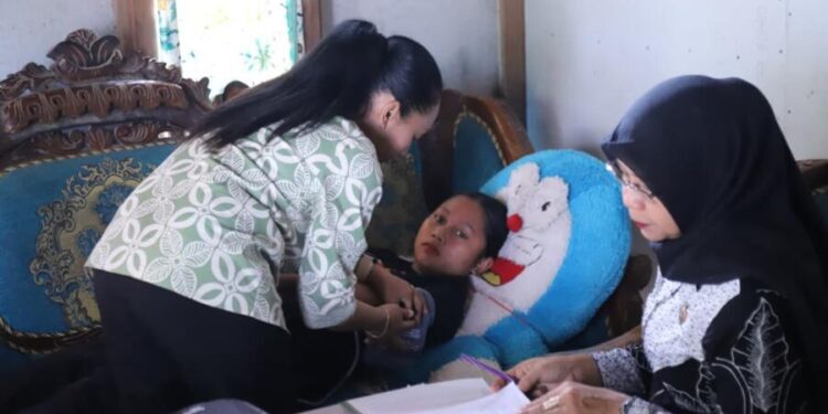 Petugas Puskesmas saat mendangi warga yang sedang sakit ke ruamahnya langsung