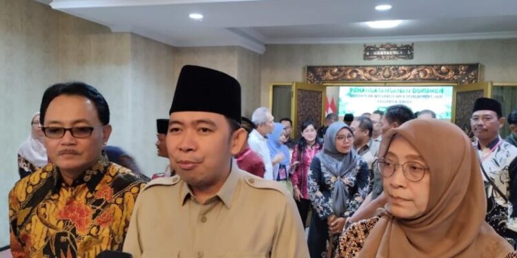 Bupati Jember Muhammad Fawait Berama Direktur Jendral Perhutanan Sosial Kementrian Kehutanan RI Catur Endah Prasetianti