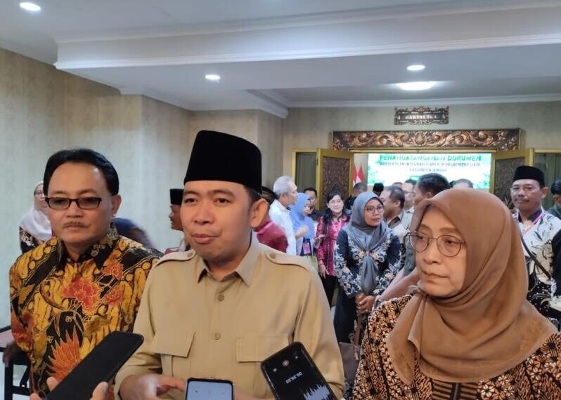 Bupati Jember Muhammad Fawait Berama Direktur Jendral Perhutanan Sosial Kementrian Kehutanan RI Catur Endah Prasetianti