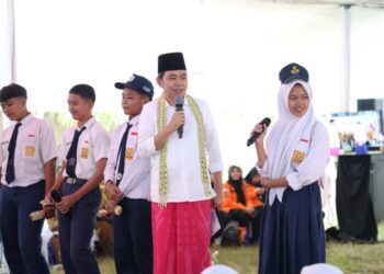 Bupati Jember Muhammad fawait saat menyampa siswa SMPN 1 Pakusari di Program Buga Desaku